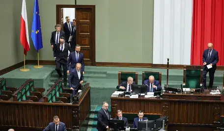 Członkowie rządu wchodząc na salę sejmową