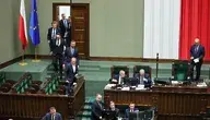 Członkowie rządu wchodząc na salę sejmową