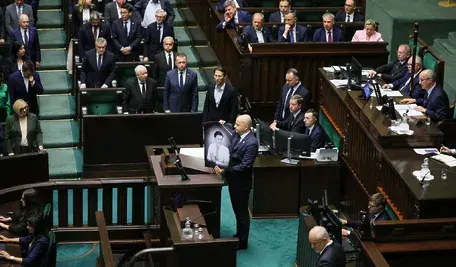 Minuta ciszy dla uczczenia pamięci zamordowanego Henry'ego Nowaka. Ławy rządowe? Wszyscy siedzą, z Tuskiem na czele, a Grabiec nawet próbuje coś krzyczeć