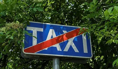 Znak zakazujący postoju taksówek