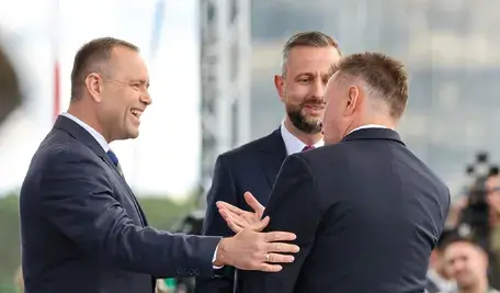 Łask, 12.06.2026. Prezydent RP Karol Nawrocki (L), wicepremier, szef MON Władysław Kosiniak-Kamysz (2P) oraz były minister obrony narodowej, przewodniczący KP PiS Mariusz Błaszczak (P) na ceremonii oficjalnego przyjęcia samolotów F-35 do Sił Zbrojnych RP na terenie 32. Bazy Lotnictwa Taktycznego w Łasku, 12 bm. (amb) PAP/Marian Zubrzycki
