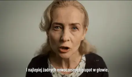 Kobieta patrząca w kamerę w spocie wideo fundacji, z podpisem w języku polskim 'I najlepiej żadnych nowoczesnych głupot w głowie', ilustrująca kontrowersyjną kampanię internetową i temat finansowania działań politycznych w Polsce