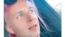 Skolim podczas nagrania wideo, w którym opowiada o tym, że po jego słowach dziennikarze śledczy kontaktowali się z Marcinem Millerem z pytaniem, czy z powodu zmęczenia po setkach koncertów przyjmuje jakieś substancje. Artysta ma różowe włosy i siedzi w samochodzie, patrząc lekko w bo