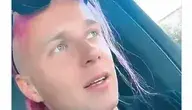 Skolim podczas nagrania wideo, w którym opowiada o tym, że po jego słowach dziennikarze śledczy kontaktowali się z Marcinem Millerem z pytaniem, czy z powodu zmęczenia po setkach koncertów przyjmuje jakieś substancje. Artysta ma różowe włosy i siedzi w samochodzie, patrząc lekko w bo