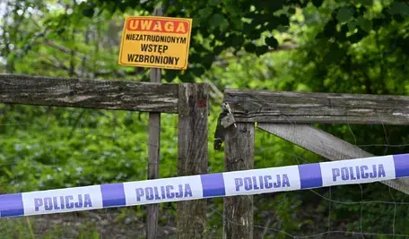 Działania służb na posesji w Lutoryżu, 12 bm. Właściciele działki, którzy prowadzili remont swego domu, natrafili w ziemi na ludzkie szczątki. Na działce znaleziono tam szczątki ok. 30 płodów. (sko) PAP/Darek Delmanowicz