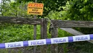 Działania służb na posesji w Lutoryżu, 12 bm. Właściciele działki, którzy prowadzili remont swego domu, natrafili w ziemi na ludzkie szczątki. Na działce znaleziono tam szczątki ok. 30 płodów. (sko) PAP/Darek Delmanowicz