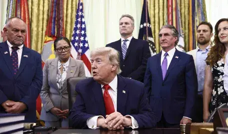 Donald Trump na tle swoich współpracowników w Białym Domu