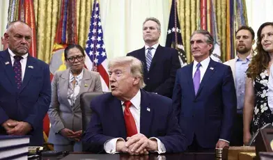 Donald Trump na tle swoich współpracowników w Białym Domu