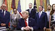 Donald Trump na tle swoich współpracowników w Białym Domu