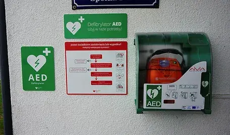 Defibrylator AED zamontowany na ścianie