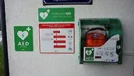 Defibrylator AED zamontowany na ścianie