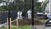 Śledczy pracujący na miejscu znalezienia płodów