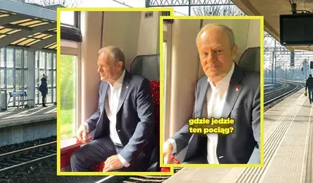 Dworzec kolejowy w tle, na pierwszym planie Donald Tusk jadący pociągiem