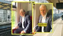 Dworzec kolejowy w tle, na pierwszym planie Donald Tusk jadący pociągiem