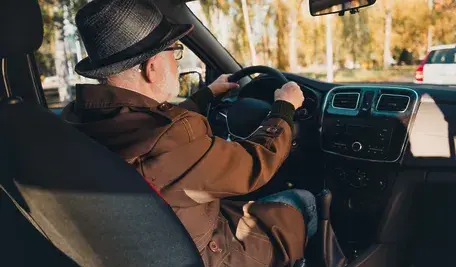 Kierowca senior za kółkiem (