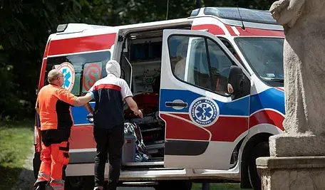 Ratownik wprowadzający pacjenta do karetki