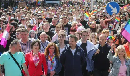 Niech nikogo nie zmyli pozornie "bezbronny" poseł Szczerba. Feministyczna ochrona czuwała nad nim w czasie "parady równości"