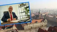 Starosta powiatu wrocławskiego Włodzimierz Chlebosz podpisujący dokumenty w biurze oraz panorama rynku we Wrocławiu, ilustracja do artykułu o konflikcie w Koalicji Obywatelskiej i sytuacji politycznej w powiecie wrocławskim.