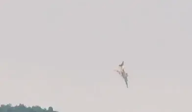 Rosyjski bombowiec Tu-22M3 w trakcie katastrofy lotniczej, uchwycony na nagraniu w momencie gwałtownego opadania i utraty kontroli nad maszyną podczas lotu, ilustracja do artykułu o wypadku wojskowego samolotu w Rosji.