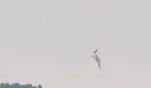 Rosyjski bombowiec Tu-22M3 w trakcie katastrofy lotniczej, uchwycony na nagraniu w momencie gwałtownego opadania i utraty kontroli nad maszyną podczas lotu, ilustracja do artykułu o wypadku wojskowego samolotu w Rosji.