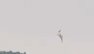 Rosyjski bombowiec Tu-22M3 w trakcie katastrofy lotniczej, uchwycony na nagraniu w momencie gwałtownego opadania i utraty kontroli nad maszyną podczas lotu, ilustracja do artykułu o wypadku wojskowego samolotu w Rosji.