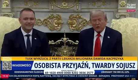 Spotkanie dwóch przywódców politycznych – lidera Polski i prezydenta USA – siedzących razem w eleganckim, ozdobnym wnętrzu podczas rozmów dyplomatycznych, ujęcie z transmisji telewizyjnej z paskiem informacyjnym o „osobistej przyjaźni i twardym sojuszu” oraz relacjach Polska–USA.
