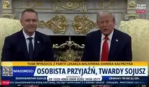 Spotkanie dwóch przywódców politycznych – lidera Polski i prezydenta USA – siedzących razem w eleganckim, ozdobnym wnętrzu podczas rozmów dyplomatycznych, ujęcie z transmisji telewizyjnej z paskiem informacyjnym o „osobistej przyjaźni i twardym sojuszu” oraz relacjach Polska–USA.