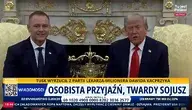 Spotkanie dwóch przywódców politycznych – lidera Polski i prezydenta USA – siedzących razem w eleganckim, ozdobnym wnętrzu podczas rozmów dyplomatycznych, ujęcie z transmisji telewizyjnej z paskiem informacyjnym o „osobistej przyjaźni i twardym sojuszu” oraz relacjach Polska–USA.