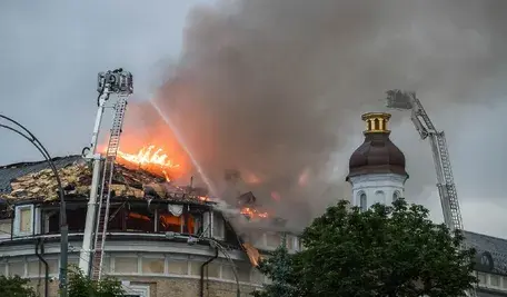 Po rosyjskim ataku na Kijów dach Ławry Peczerskiej stanął w płomieniach