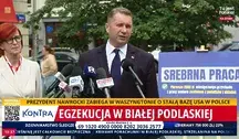 Przemysław Czarnek podczas konferencji prasowej przed mikrofonami, w tle plansza informacyjna i hasła o wydarzeniach w Białej Podlaskiej.