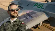 Władysław Kosiniak-Kamysz w ciemnych okularach na tle samolotu ze zdjęciem rodziny o logo PSL