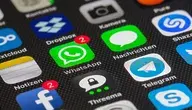 Zbliżenie na ekran smartfona z widocznymi ikonami aplikacji komunikacyjnych i społecznościowych, m.in. WhatsApp, Messenger, Telegram i Facebook, z oznaczeniami nieprzeczytanych powiadomień.