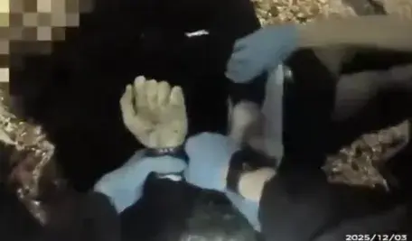 Dwóch brytyjskich policjantów, którzy aresztowali i skuli kajdankami konającego 18-letniego Henry'ego Nowaka, zostało objętych postępowaniem dyscyplinarnym.