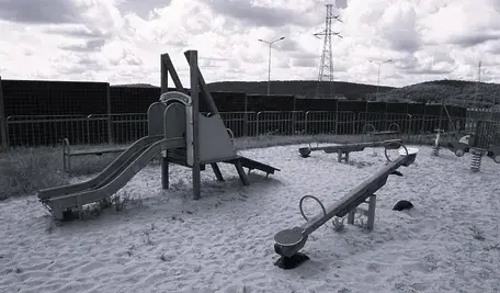 Na placu zabaw znaleziono ciało mężczyzny