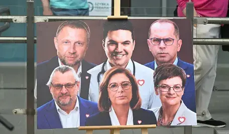 Zdjęcia polityków Koalicji Obywatelskiej ustawione przed Szpitalem Południowym w Warszawie
