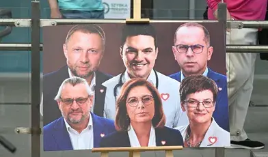 Zdjęcia polityków Koalicji Obywatelskiej ustawione przed Szpitalem Południowym w Warszawie