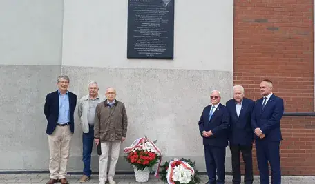 Hołd Prezydentowi Lechowi Kaczyńskiemu oddali Dyrektor IPN Gdańsk dr Marek Szymaniak wraz z pracownikami Oddziału oraz przedstawiciele Stowarzyszenia „Godność” na czele z prezesem Czesławem Nowakiem