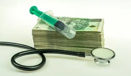 Według warszawskiego urzędu miejskiego Kacprzyk miał zwrócić pół miliona do kasy szpitala