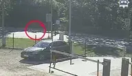 17-latka została potrącona na oznakowanym przejściu dla pieszych przez samochód osobowy. Choć dziewczyna leżała na jezdni poważnie ranna, część kierowców przejechała obok, ignorując jej dramat.