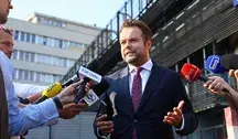 Rzecznik PiS Rafał Bochenek podczas rozmowy z dziennikarzami