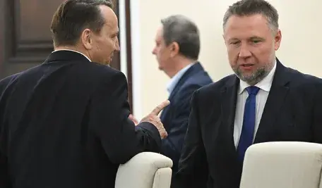 Marcin Kierwiński podczas wypowiedzi medialnej – polityk potwierdza informacje o wynagrodzeniu swojej żony, Agnieszki Gierzyńskiej-Kierwińskiej, dyrektorki w Kolejach Mazowieckich, które według doniesień jest wyższe niż pensja ministra.