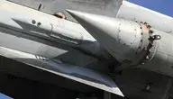 „Pocisk rakietowy nuklearny przytwierdzony do samolotu wojskowego, widok szczegółowy na aerodynamiczny stożek i elementy mocujące