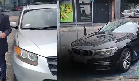 „Radny Konrad Wcisło stoi przy zaparkowanym samochodzie na miejscu przeznaczonym dla osób z niepełnosprawnościami w Lublinie