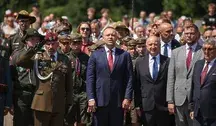 Karol Nawrocki podczas uroczystości odsłonięcia tablicy poświęconej pamięci Powstańcom Śląskim w Grabówce