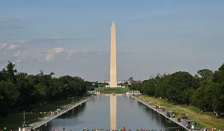 Trump twierdzi, że staw przed mauzoleum Lincolna w Waszyngtonie padł ofiarą wandali