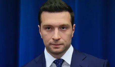 Jordan Bardella krytykuje Gabriela Attala za bagatelizowanie działań Ukrainy, ostrzegając, że upamiętnienie UPA może zaszkodzić relacjom z Polską i Izraelem oraz pogłębić napięcia międzynarodowe.