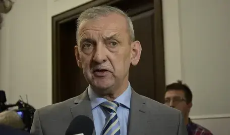 Przewodniczący ZNP Sławomir Broniarz krytykuje wycofanie edukacji seksualnej z programu edukacji zdrowotnej, przekonując, że kwestie te powinny być omawiane w szkole.
