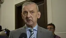 Przewodniczący ZNP Sławomir Broniarz krytykuje wycofanie edukacji seksualnej z programu edukacji zdrowotnej, przekonując, że kwestie te powinny być omawiane w szkole.