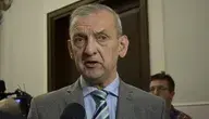 Przewodniczący ZNP Sławomir Broniarz krytykuje wycofanie edukacji seksualnej z programu edukacji zdrowotnej, przekonując, że kwestie te powinny być omawiane w szkole.