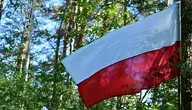 Flaga Polski powiewająca w polskim lesie 